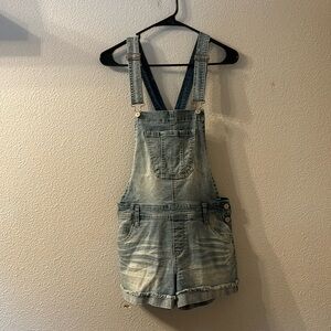 Wallflower light wash short overalls size medium